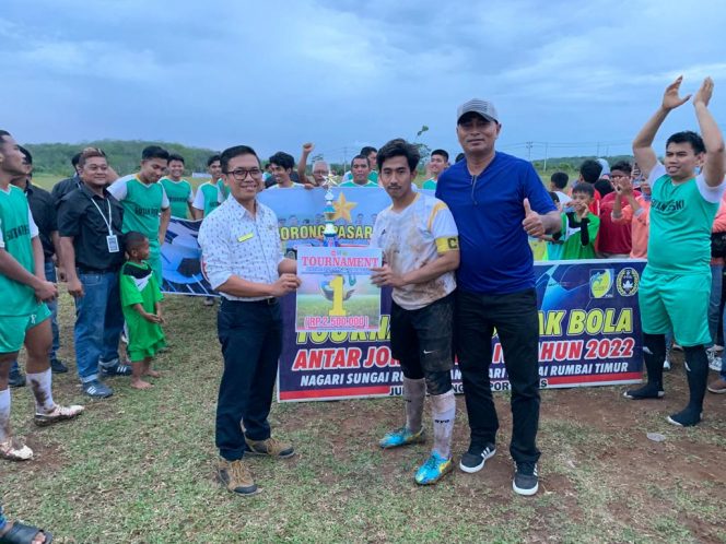 
 Sukses Digelar, Turnamen Sepak Bola Jorong Cup ke-IV di Sungai Rumbai Resmi Ditutup